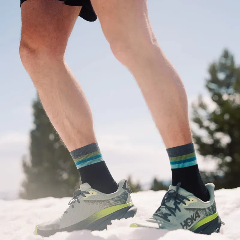 Feetures Merino 10 Max Cushion Running Socks Mini Crew - Luminous Black-2