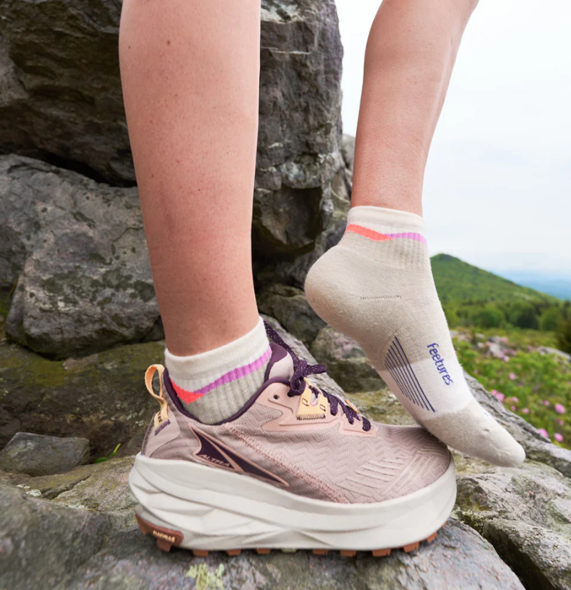 Feetures Trail Max Cushion Quarter Running Socks - Mountain High Cream-2